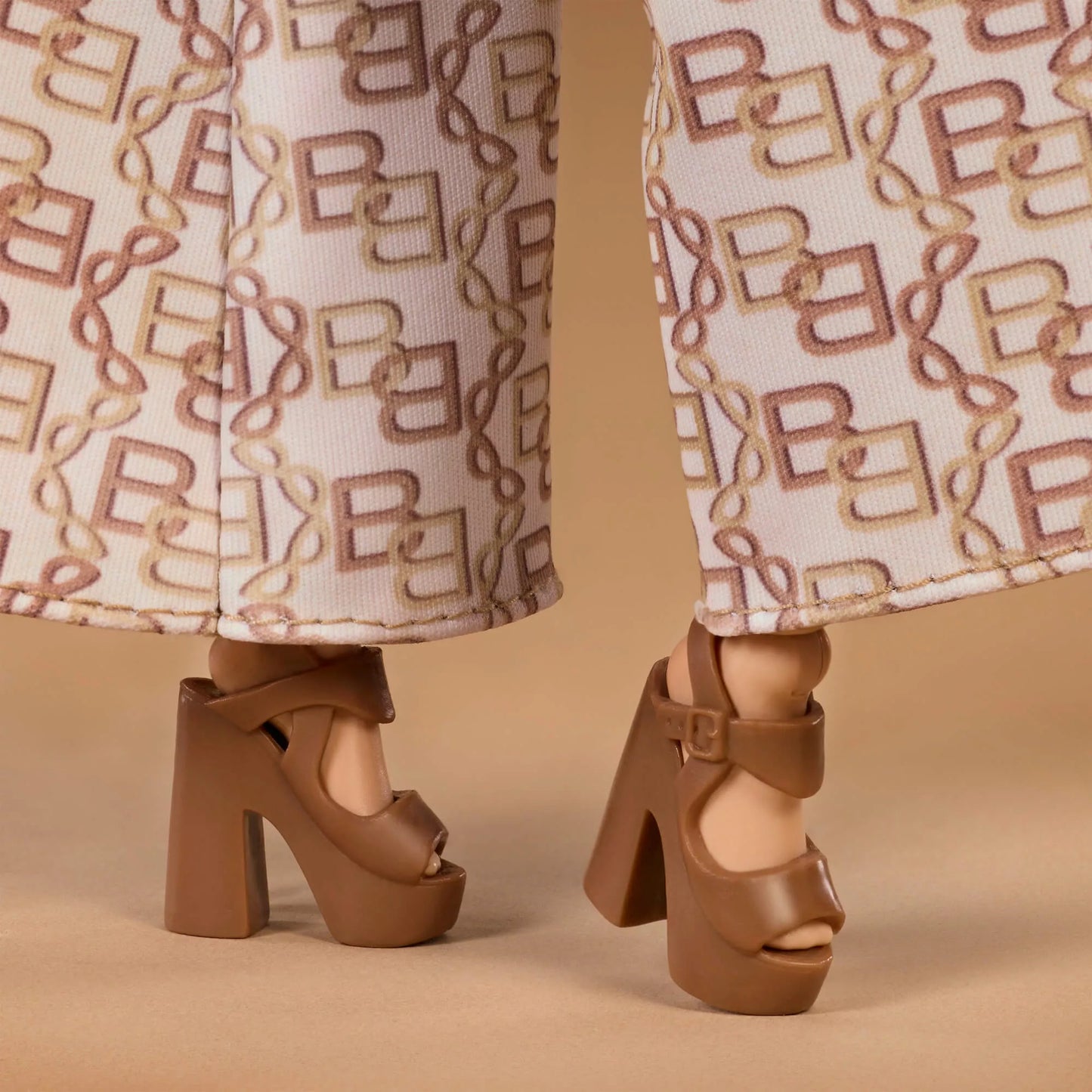 BARBIE BASICS No7 lėlė (JJX26)