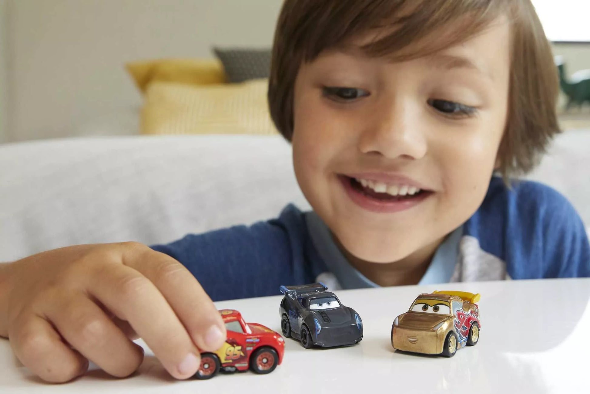 CARS trijų automodeliukų rinkinys – Mini lenktynininkas (GKG01)