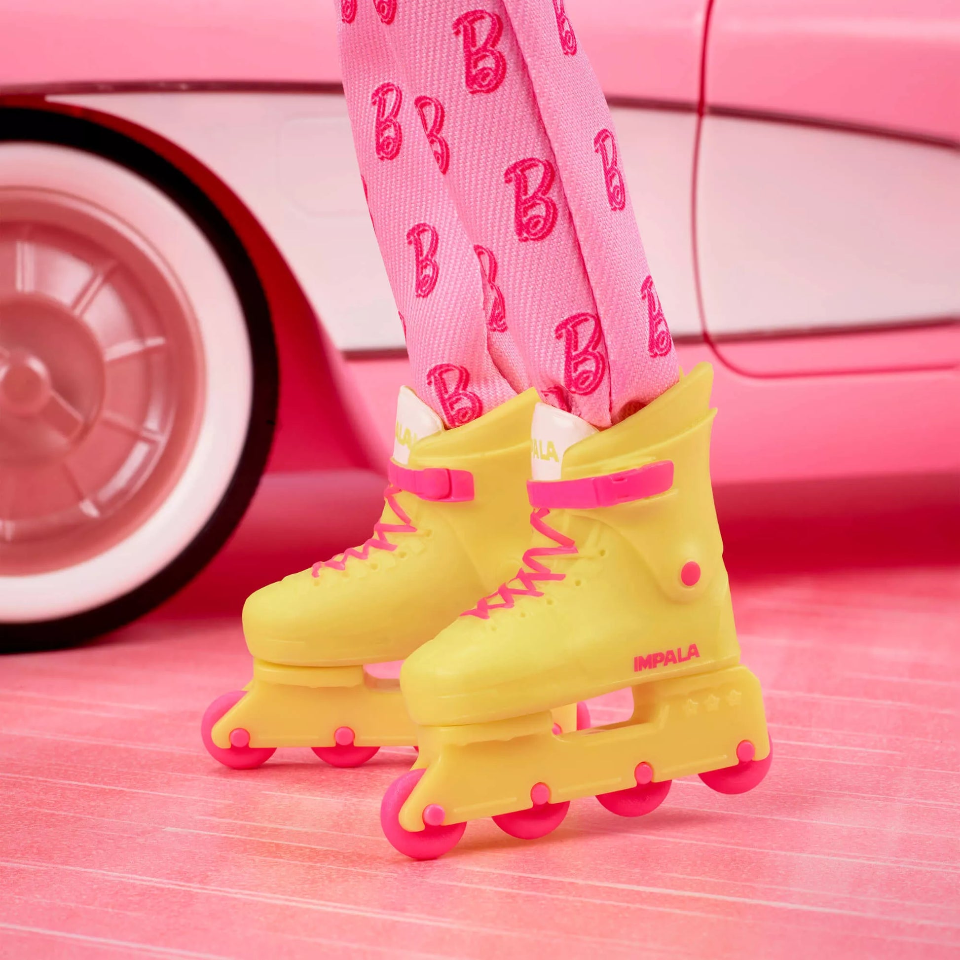 Kolekcinis BARBIE filmo Kenas rožiniu kostiumu (JCP80)
